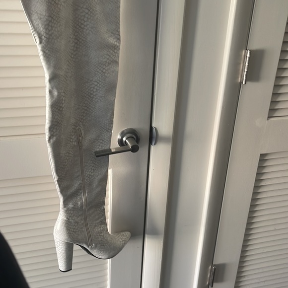 BRAND NEW OVER THE KNEE BOOTS - Picture 2 of 3